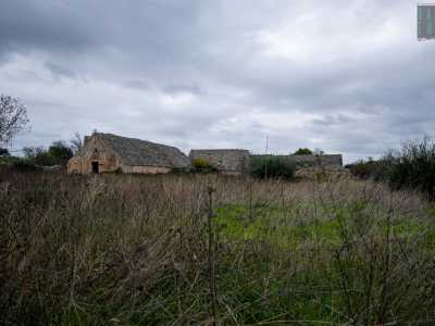 Gli edifici appaiono massicci, in particolare grazie al tetto a due falde rivestito di chiancarelle che presenta una notevole pendenza